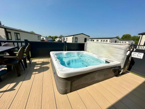 Daisy Hot Tub Lodge